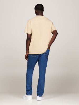 t-shirt con distintivo tommy sul petto beige da uomini tommy jeans