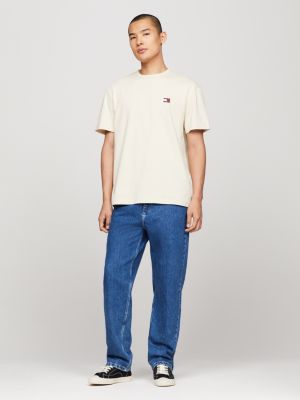 beige t-shirt mit badge für herren - tommy jeans