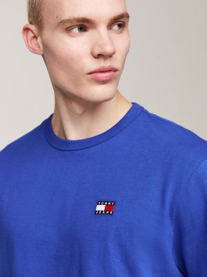 t-shirt con distintivo tommy sul petto blu da uomini tommy jeans