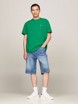 t-shirt con distintivo tommy sul petto verde da uomini tommy jeans