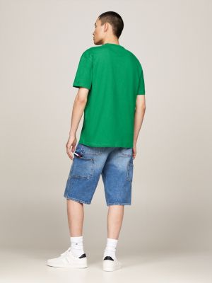 t-shirt con distintivo tommy sul petto verde da uomini tommy jeans