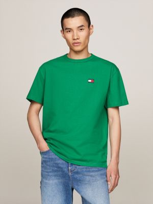 t-shirt con distintivo tommy sul petto verde da uomini tommy jeans