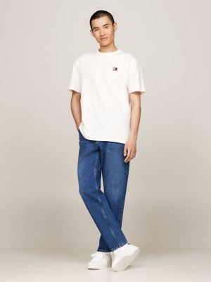 t-shirt tommy badge à col ras-du-cou blanc pour hommes tommy jeans