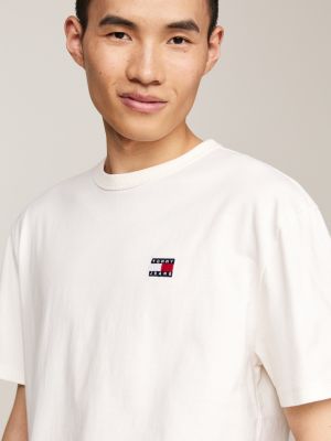 t-shirt tommy badge à col ras-du-cou blanc pour hommes tommy jeans