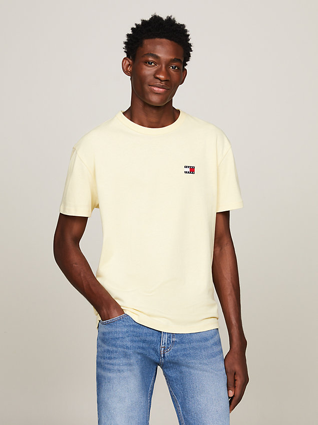 yellow rundhals-t-shirt mit aufgesticktem badge für herren - tommy jeans