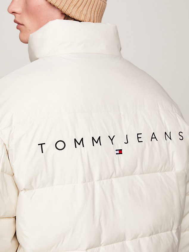 beige pufferjack met logo op de achterkant voor heren - tommy jeans