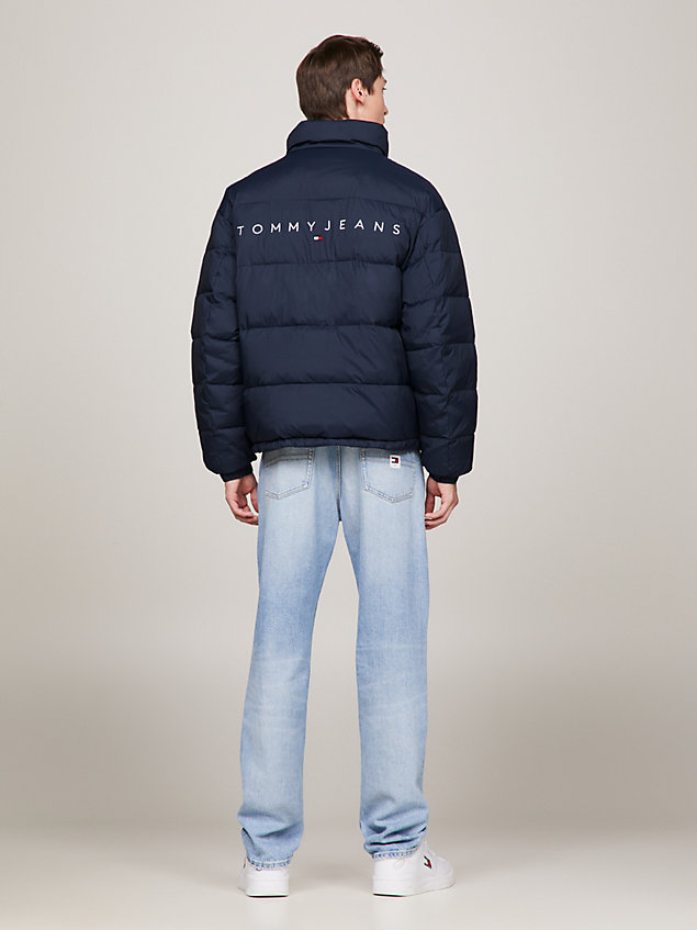 blue pufferjack met logo op de achterkant voor heren - tommy jeans