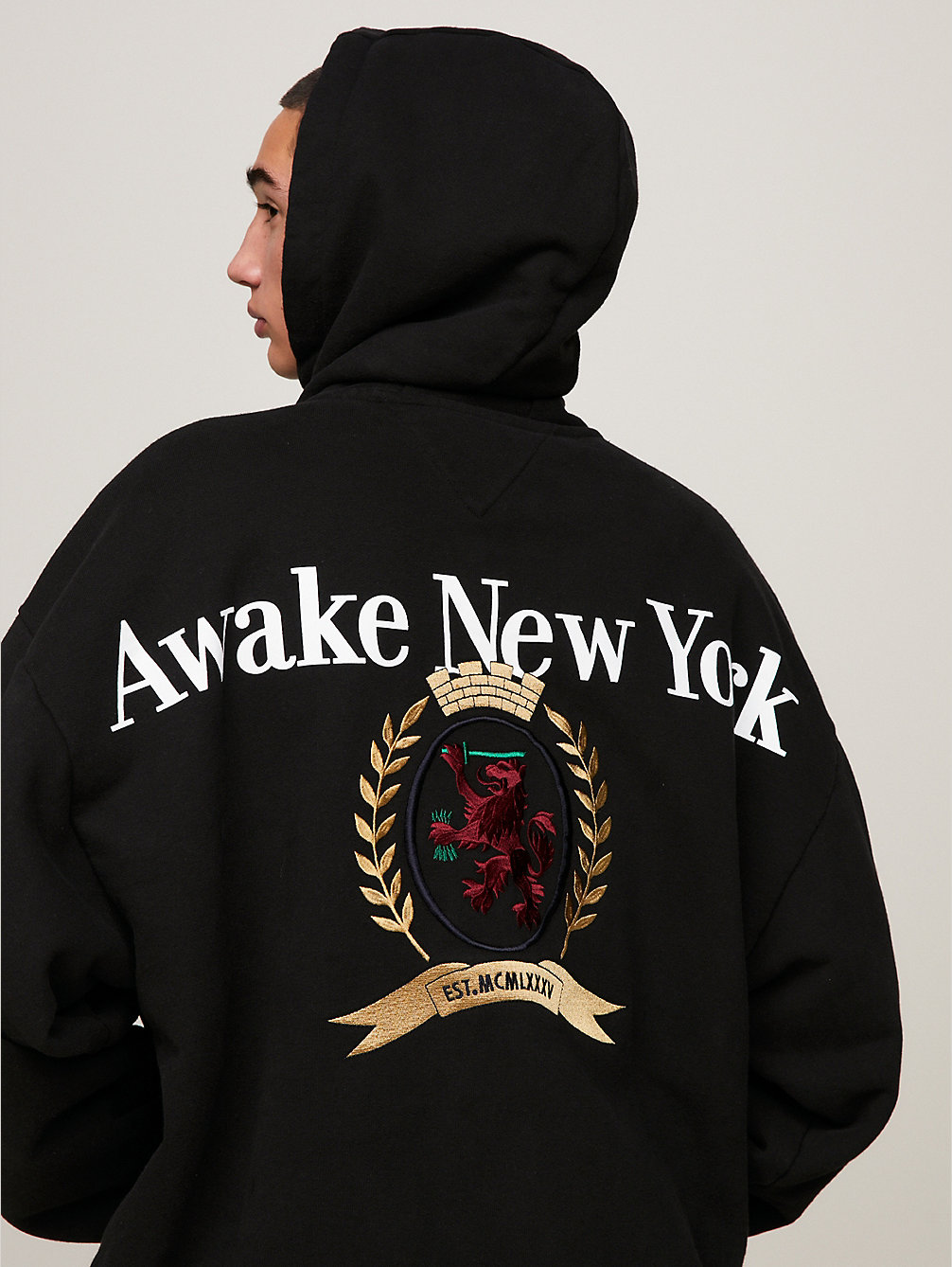black tommy x awake ny relaxed hoodie met logo voor heren - tommy jeans