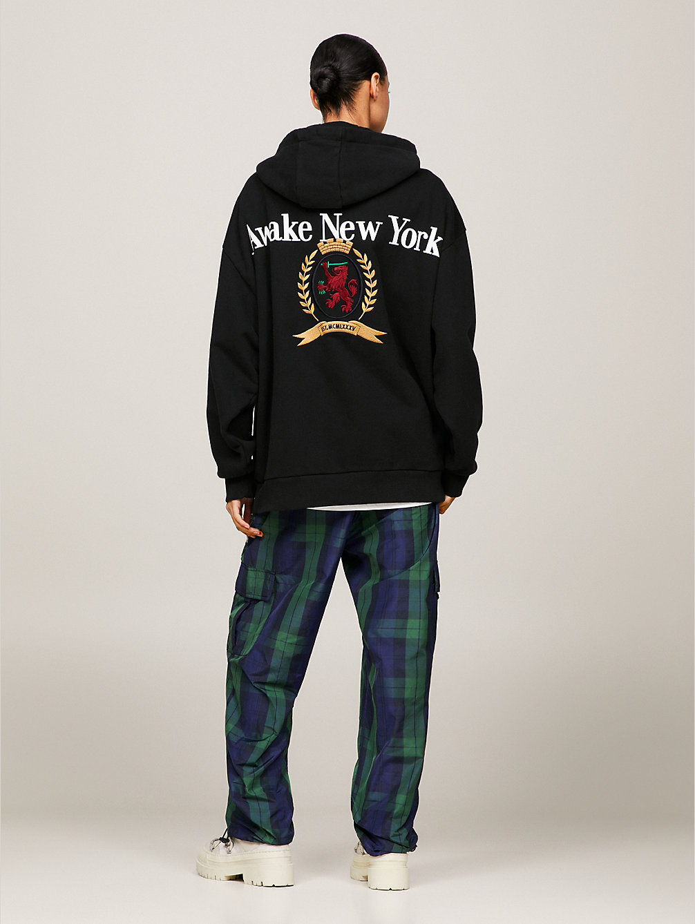 black tommy x awake ny relaxed fit hoodie mit großem logo für herren - tommy jeans