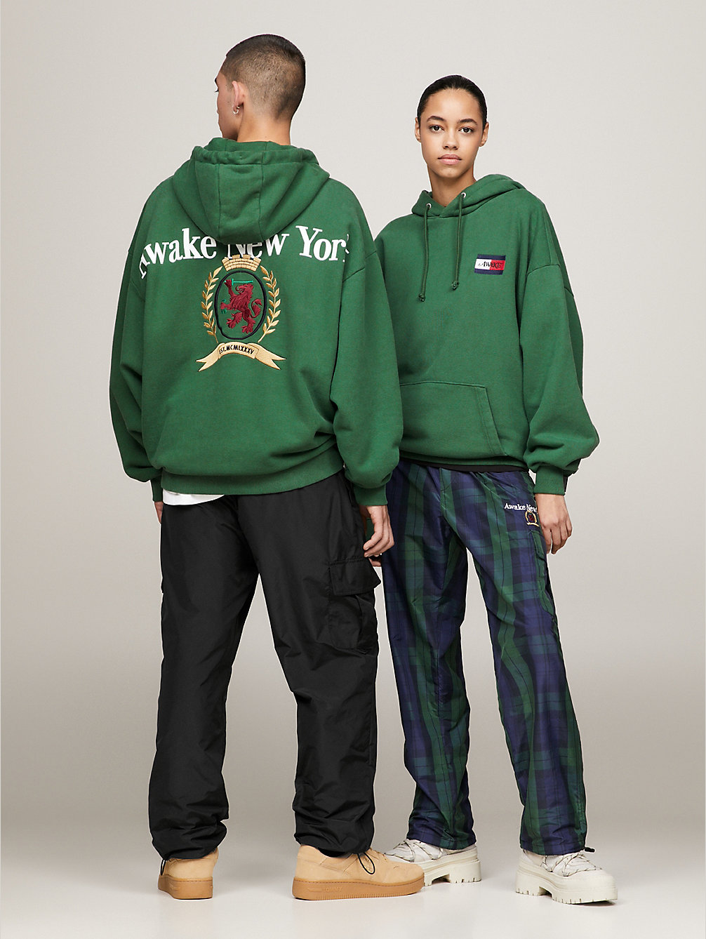 green tommy x awake ny relaxed fit hoodie mit großem logo für herren - tommy jeans