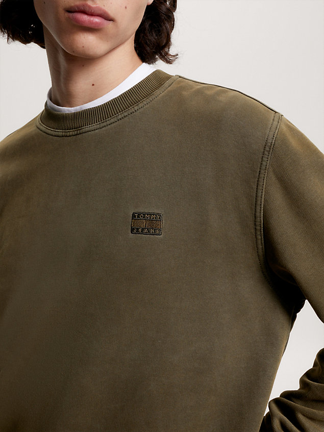 green essential sweatshirt met ton-sur-ton badge voor heren - tommy jeans