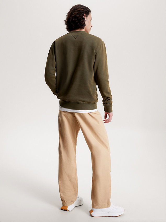 felpa essential con distintivo tono su tono green da uomo tommy jeans