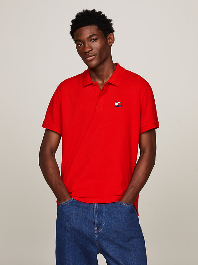 red regular fit poloshirt mit badge für herren - tommy jeans