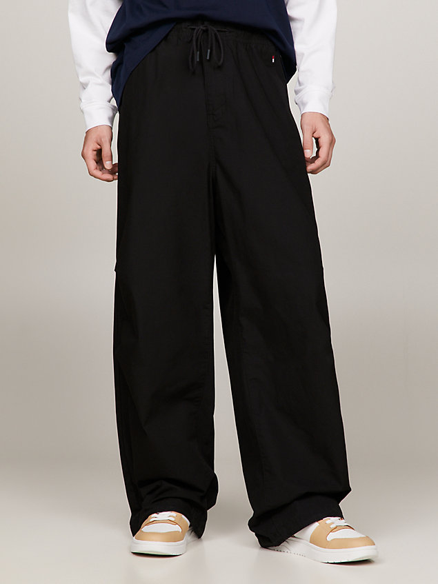 black spodnie spadochronowe z logo dla mężczyźni - tommy jeans