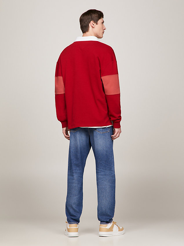 red relaxed rugbyshirt met ton-sur-ton paneel voor heren - tommy jeans