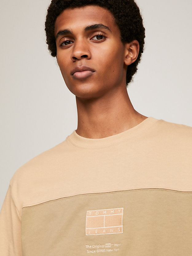 beige tonal logo colour-blocked t-shirt for men tommy jeans