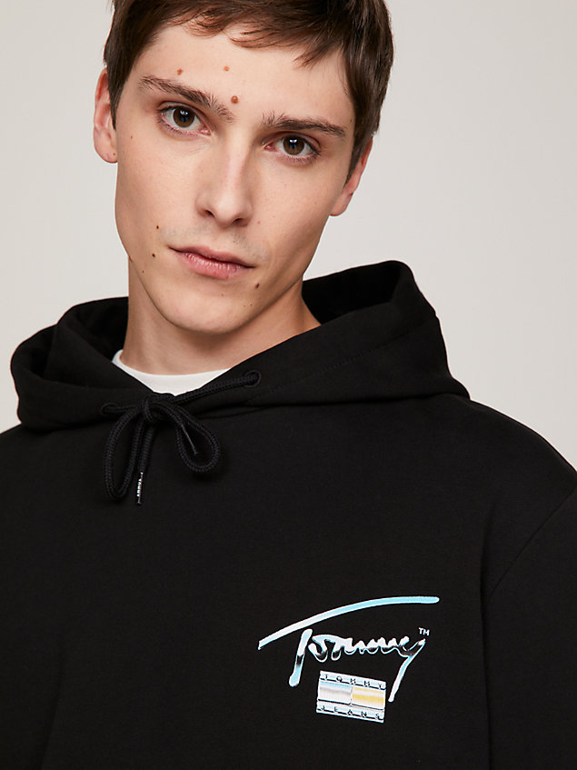 black grafischer hoodie mit metallic-logo für herren - tommy jeans