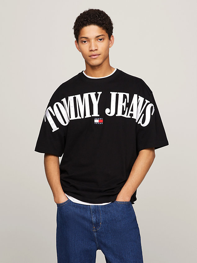 black oversized fit t-shirt mit badge für herren - tommy jeans