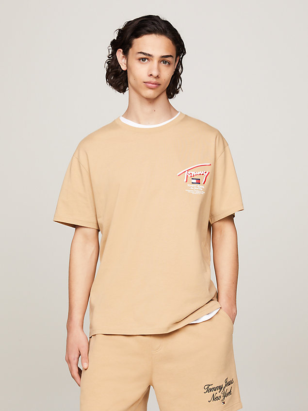 beige t-shirt met signature-logo op de rug voor heren - tommy jeans