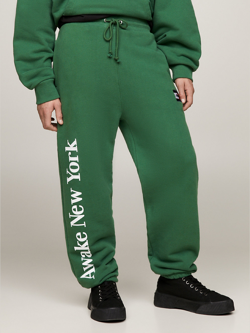 joggers amplios con logo tommy x awake ny green de hombre tommy jeans