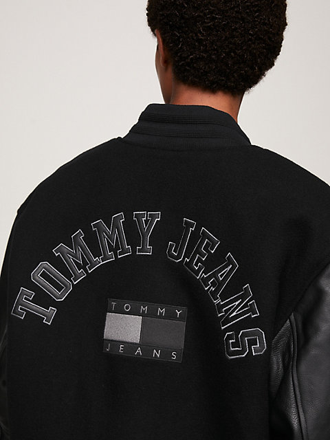 black tommy remastered genderneutrale varsity-jacke für herren - tommy jeans