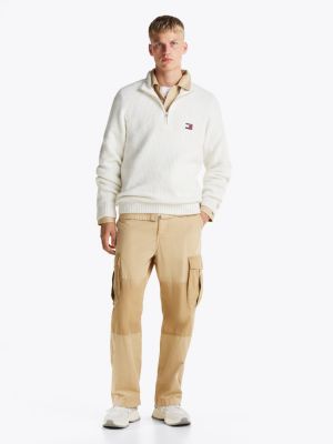 pull tommy badge zippé beige pour hommes tommy jeans