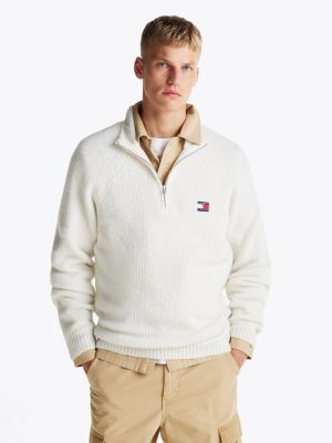 pull tommy badge zippé beige pour hommes tommy jeans