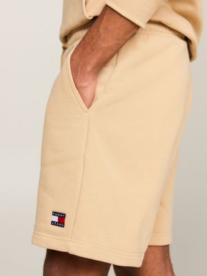 beige sweat-shorts mit tommy-badge für herren - tommy jeans