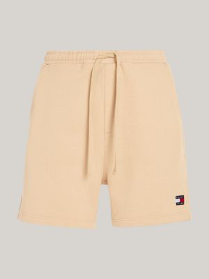 short de jogging à badge tommy beige pour hommes tommy jeans