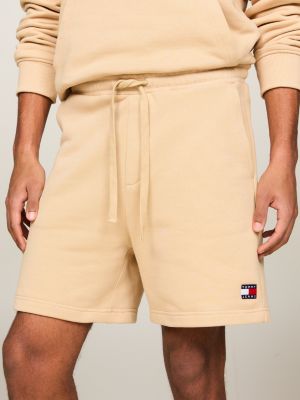 short de jogging à badge tommy beige pour hommes tommy jeans