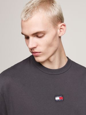 t-shirt oversize tommy badge gris pour hommes tommy jeans