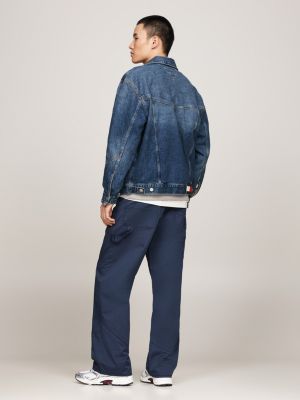 giacca tj x game day relaxed fit in denim con scoloriture blu da uomini tommy jeans