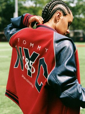 rot tj x game day varsity-jacke mit rückenlogo für herren - tommy jeans