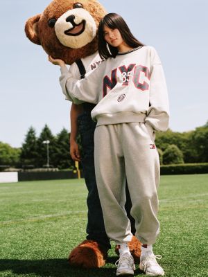 joggers tj x game day relaxed fit con logo grigio da uomini tommy jeans