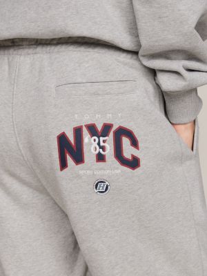 joggers tj x game day relaxed fit con logo grigio da uomini tommy jeans