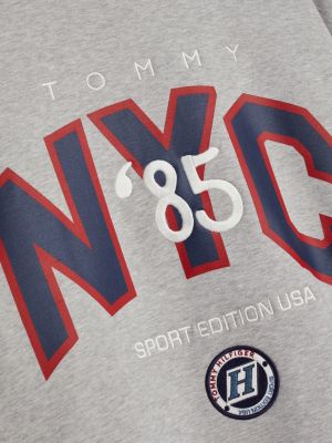 sweat tj x game day à col ras-du-cou gris pour hommes tommy jeans