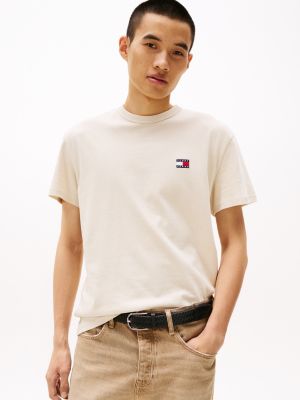 beige tommy badge t-shirt für herren - tommy jeans