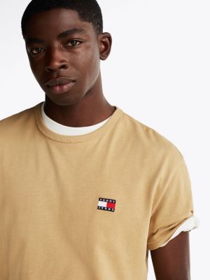 beige tommy badge t-shirt für herren - tommy jeans