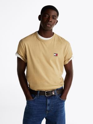 beige tommy badge t-shirt für herren - tommy jeans