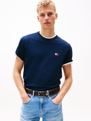 t-shirt con distintivo tommy blue da uomini tommy jeans