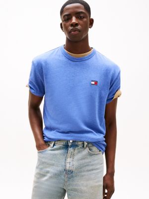 t-shirt con distintivo tommy blue da uomini tommy jeans