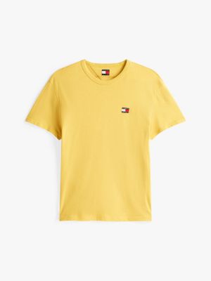 t-shirt à badge tommy jaune pour hommes tommy jeans