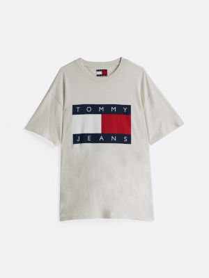 beige flag badge relaxed t-shirt for men tommy jeans