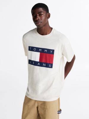 beige relaxed fit t-shirt met vlagbadge voor heren - tommy jeans