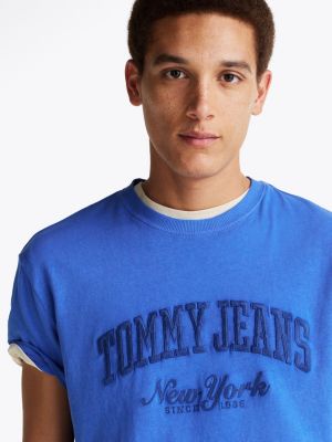 niebieski t-shirt z efektem wyblaknięcia i logo varsity dla mężczyźni - tommy jeans