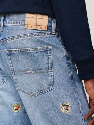 vaqueros isaac amplios con pernera cónica y escudos bordados azul de hombres tommy jeans