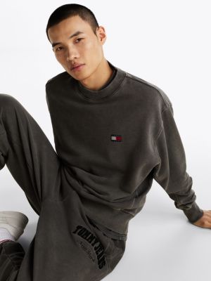 grau relaxed fit sweatshirt mit badge für herren - tommy jeans