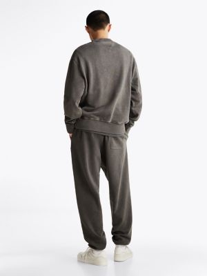 grijs relaxed fit sweatshirt met badge voor heren - tommy jeans