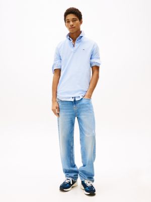 polo de corte slim con parche con logo azul de hombres tommy jeans