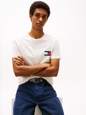 t-shirt ajusté tommy badge beige pour hommes tommy jeans